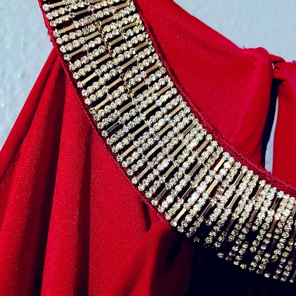 Red sleeveless halter top design dress - Picture 3 of 7